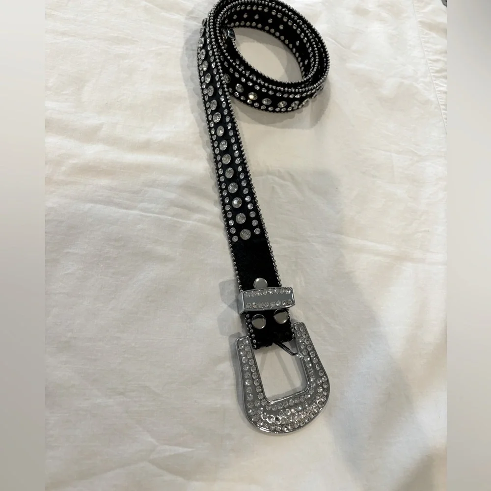 Brand new bling genuine, leather belt,. No stones missing. Size medium large.‎